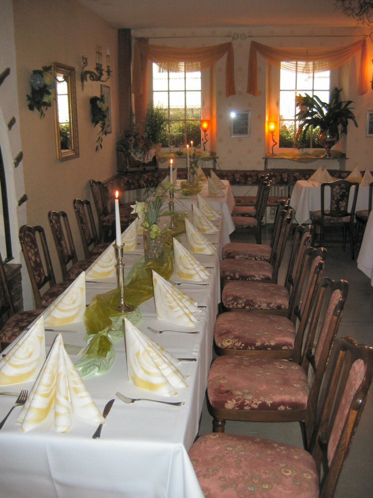 Eine gedeckte Hochzeitstafel im Gastraum
